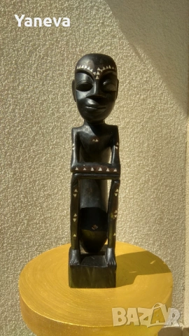 Африканска ,ръчно изработена дърворезба със седеф на мислител. 