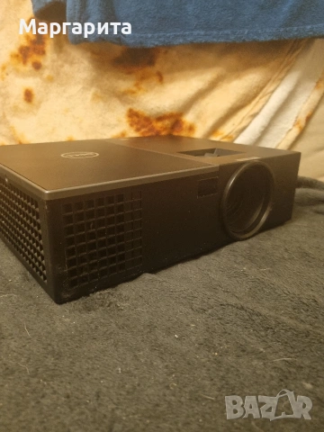 Продавам качествен бизнес проектор Dell 1550 (3800 ANSI Lumens)