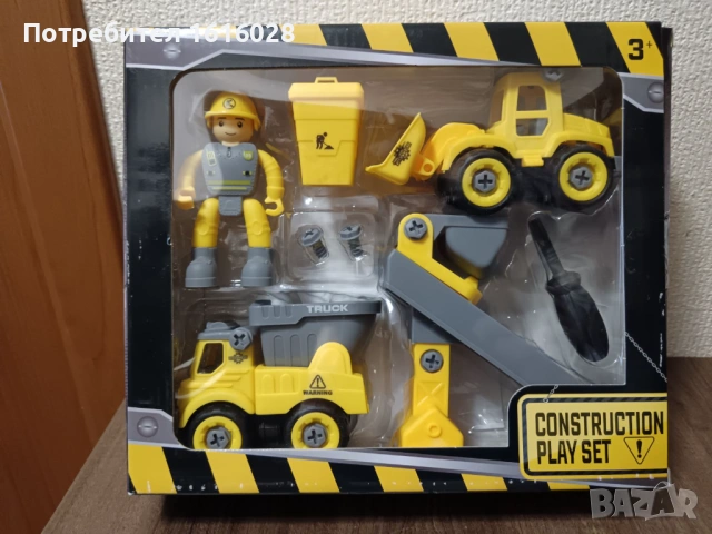 Строителен комплект за игра с 8 части.