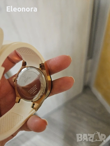 Дамски часовник Guess, снимка 4 - Луксозни - 54379146