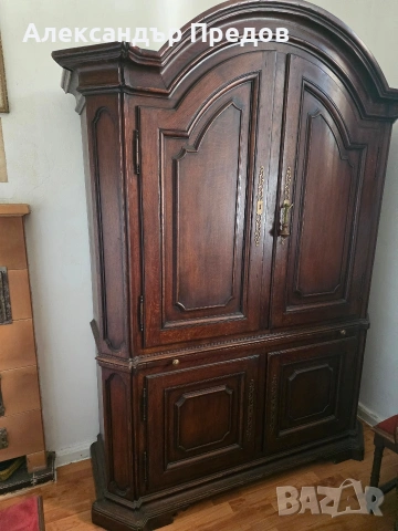 Античен шкаф от масив
