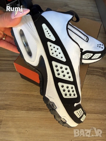Нови Оригинални бяло/черни  маратонки Nike Air Max Sunder ! 37,5 н