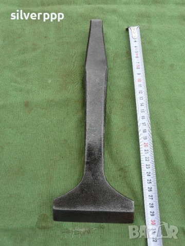 Стар масивен каменарски инструмент