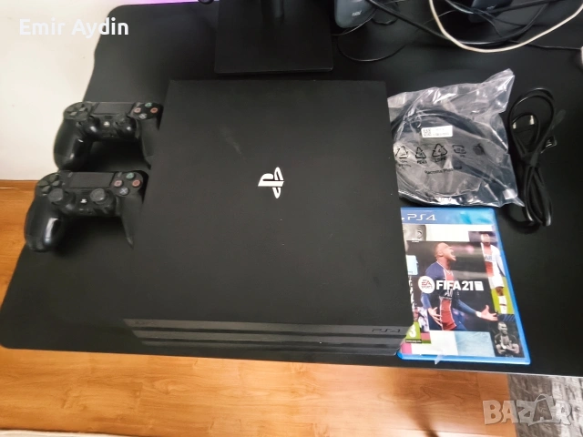 prodavam ps 4 pro 1 t vıv mnogo dobro sıstoyaniye 