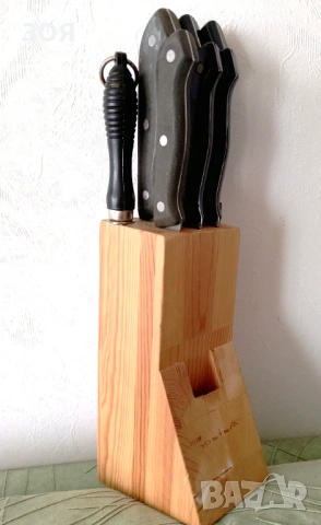 Комплект ножове с поставка.
