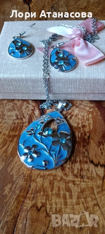 Елегантен Комплект Бижута: Обеци и Колие от Цинкова Сплав с Синьо-Лилав Флорален Принт, снимка 4 - Бижутерийни комплекти - 54008462