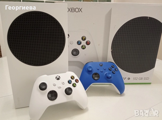 Xbox конзола с два контролера 