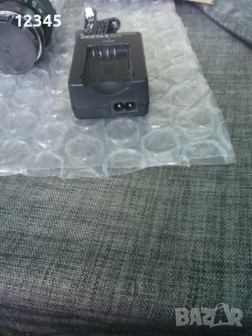 Продавам професионален фотоапарат PENTAX K50 + подарък стойка