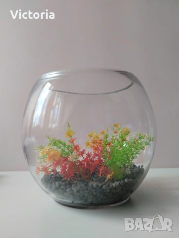 Декоративен стъклен аквариум/ваза с камъчета и изкуствени растения