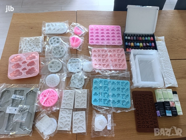 Силиконови молдове за свещи и сапуни. Етерични масла, бои за свещи и сапуни 
