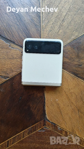 Motorola Razr 40 Vanilla Cream ЗА ЧАСТИ – Здрава платка и корпус / Повреден основен екран
