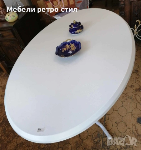 Сгъваема овална маса - практична и стилна в бял цвят с метална сгъваема конструкция.