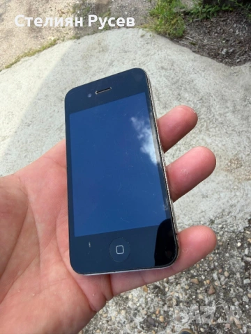 1706  Iphone 4 цял за части 10 евро - оригинален дисплей , телефона НЕ СЕ стартира , изключен е от 2