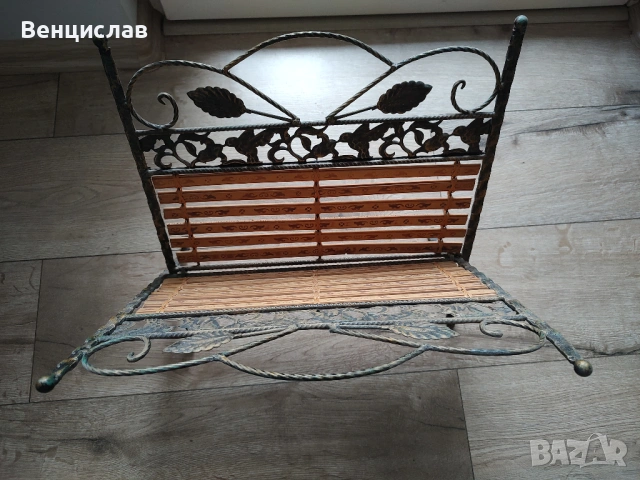 Сгъваема стойка за вестници и списания