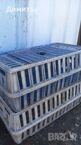 Продавам  2бр  големи клетки 