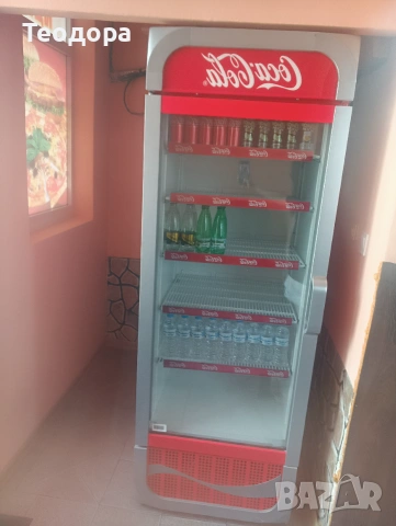 Продавам голяма чисто нова витрина на кока кола 