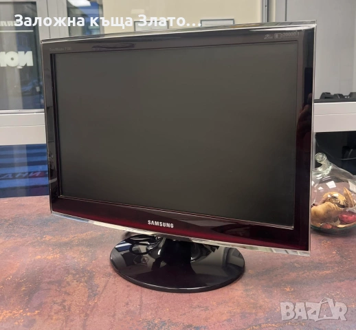 LCD монитор Samsung SyncMaster T190 от серията Touch of Color (ToC) със кабели