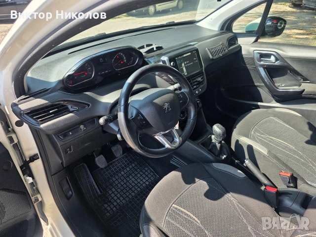 Peugeot 208 , 2014г. Газ / Бензин 1.4i Климатик, снимка 13 - Автомобили и джипове - 54798149