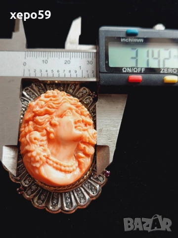 Прекрасен стар златен медальон с огромна коралова камея и 64 диаманта,злато 18к., снимка 4 - Колиета, медальони, синджири - 53961888