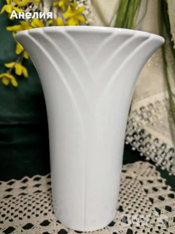 Rosenthal Бяла ваза с релеф , снимка 2 - Вази - 55403171