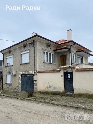 Монолитна къща с гараж и двор от 1462кв.м.