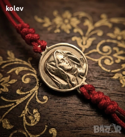 златна Богородица (кръгла) в гривна червен конец