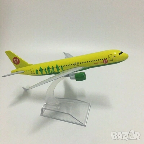 Еърбъс 320 самолет модел макет S7 Сибир метален A320 Русия руска компания полети пътници 1 класа баг, снимка 3 - Коли, камиони, мотори, писти - 54750205