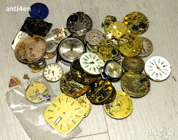 Около 30 механични часовникови механизми и части