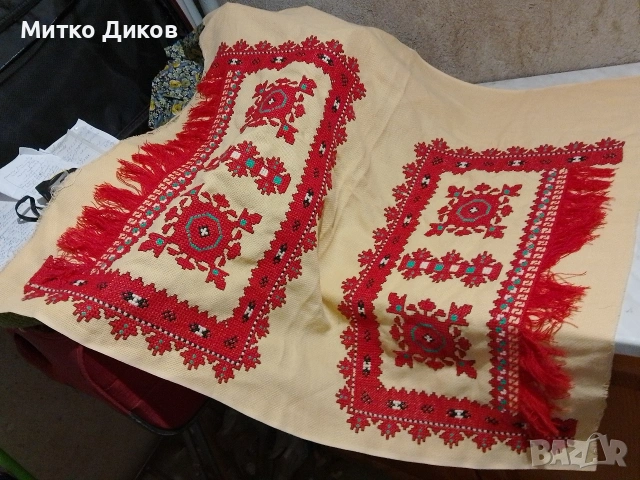 традиционна българска покривка (каре) с ръчна бродерия, често изработвана върху плат панама 86х82см