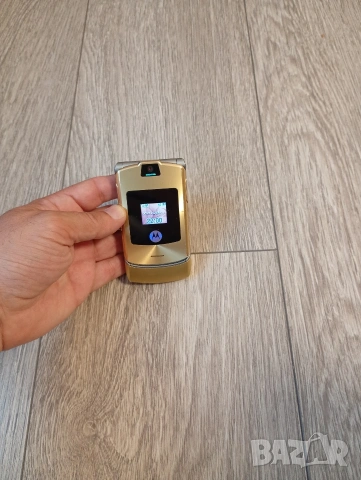Motorola V3i Dolce & Gabanna Gold 🪙, снимка 2 - Motorola - 54584340