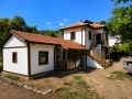 Две реновирани къщи в село Горна Секирна, община Брезник, област Перник, снимка 1
