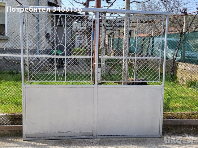 Метална врата (дворна порта)