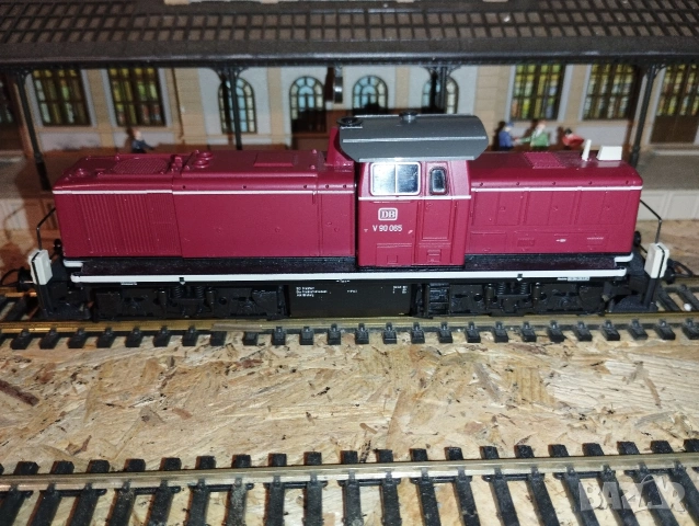 Дизелов локомотив Roco V90 HO 1/87, снимка 5 - Колекции - 54454800