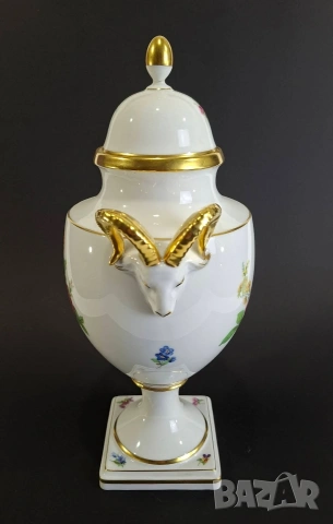 Порцеланова ваза с капак тип урна - Kaiser, снимка 3 - Вази - 54646092