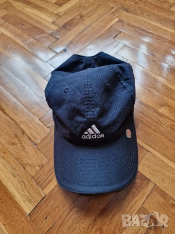 Страхотна шапка с козирка ADIDAS 