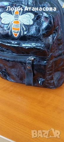 Дамска раница от еко кожа, малка, синя с щампа пчела, снимка 6 - Чанти - 54101116