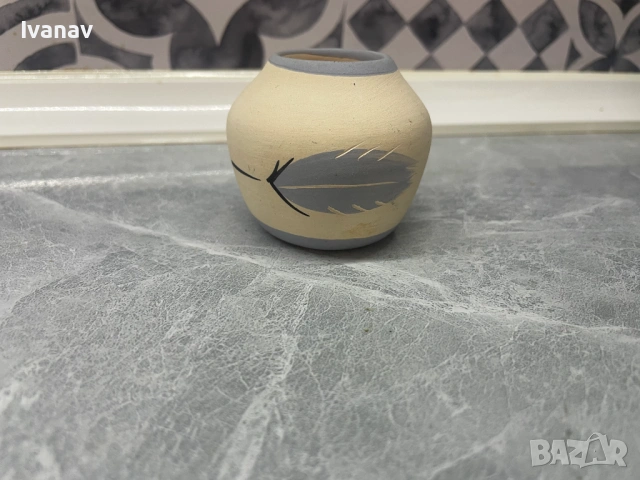 Mалка керамична ваза, ръчно рисувана Blue Feather, снимка 2 - Антикварни и старинни предмети - 54158825