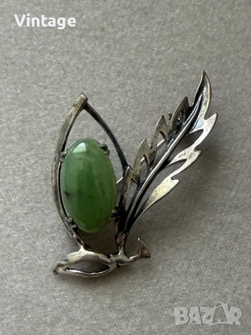 Старинна сребърна брошка с естествен рядък камък Нефрит