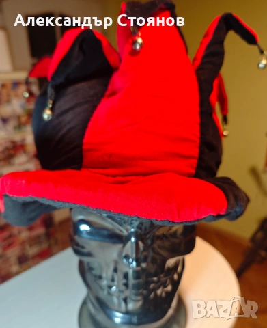 Уникална Фенска Шапка "Шут" – Памучно Кадифе, Черно и Червено