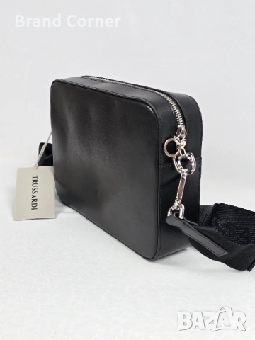 Нова дамска чанта Trussardi - черна crossbody с широк лого колан, снимка 2 - Чанти - 54407231
