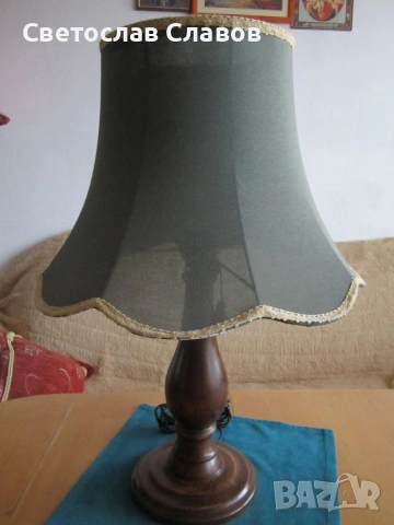 Висока дизайнерска настолна лампа със стойка от стругован орех - 3