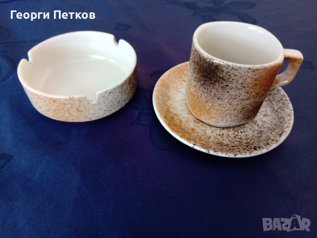 Сервиз за кафе, състоящ се от 6 чашки и 6 чинийки - 7 €.