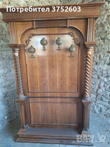 Дървена закачалка с дърворезба.