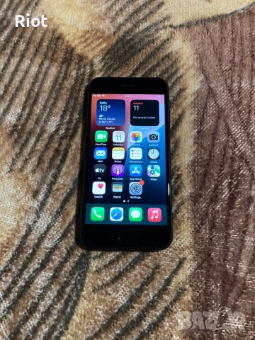 Продавам iPhone SE 2020г