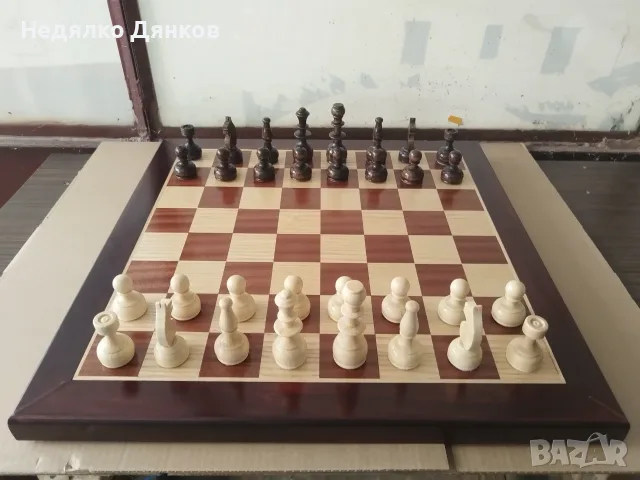 Шах дъска с фурнир махагон ясен с рамка от масив и комплект фигури. , снимка 2 - Други ценни предмети - 55499312