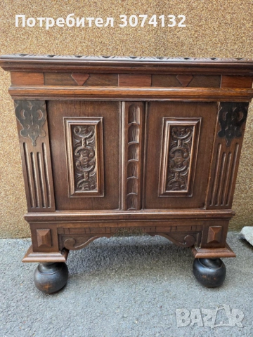 Антикварен шкаф в готически стил