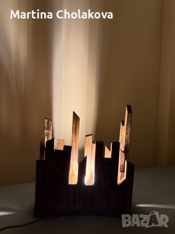 Ръчно изработена дизайнерска настолна лампа от масивно дърво – нова