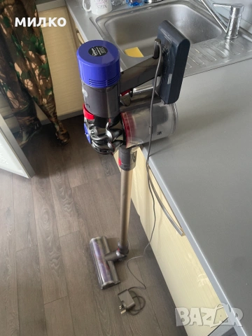 Акумулаторна прахосмукачка DYSON V-8, снимка 4 - Прахосмукачки - 55035693
