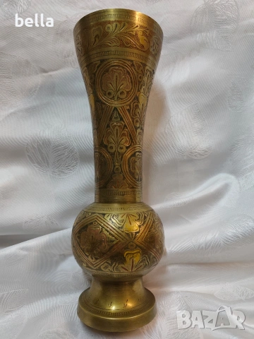 Внушителна ваза от гравиран месинг (31 см),цветни орнаменти