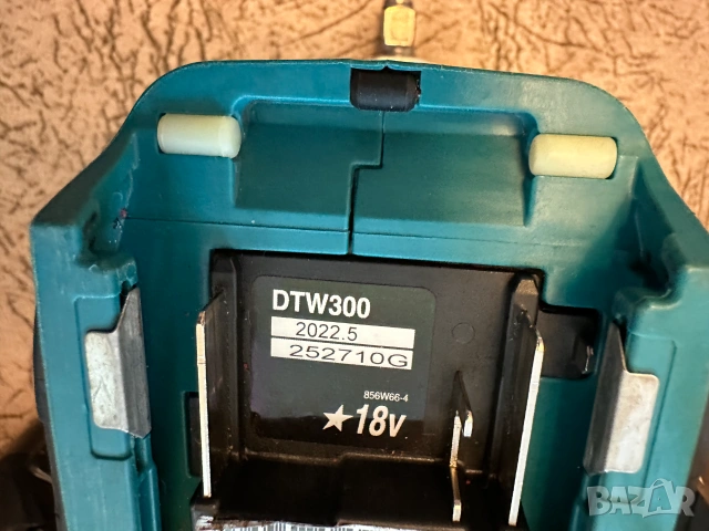 Безчетков ударен гайковерт Makita DTW300  18 V, 330 Nm, снимка 6 - Други инструменти - 55164912